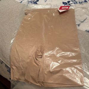 Spanx high waisted mid thigh short - shape wear